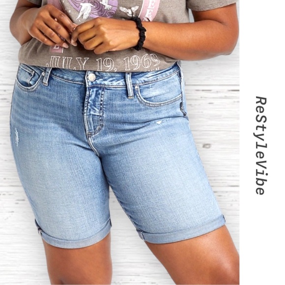 SILVER JEANS Women’s Size 18 NWT Avery Bermuda Shorts High Rise Stretch - Picture 1 of 4